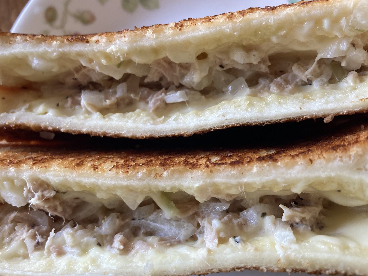 mikittyocarina's tweet image. 今朝は、ツナメルトホットサンド🥪
寝苦しく寝不足つづき。
今朝は映画のような夢を見た😴
しかも板橋さんと一緒だった🤣
正夢にならないかな🥺