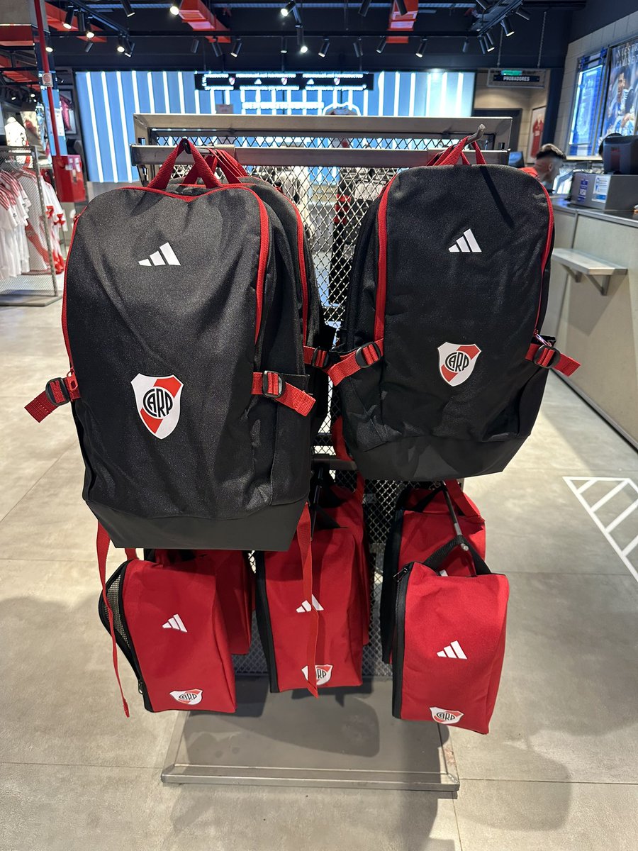 LeaVaquila's tweet image. ¿Juegan?
Mochila 60K y botinero 40K en el adidas del Museo River.
La riñonera voló.