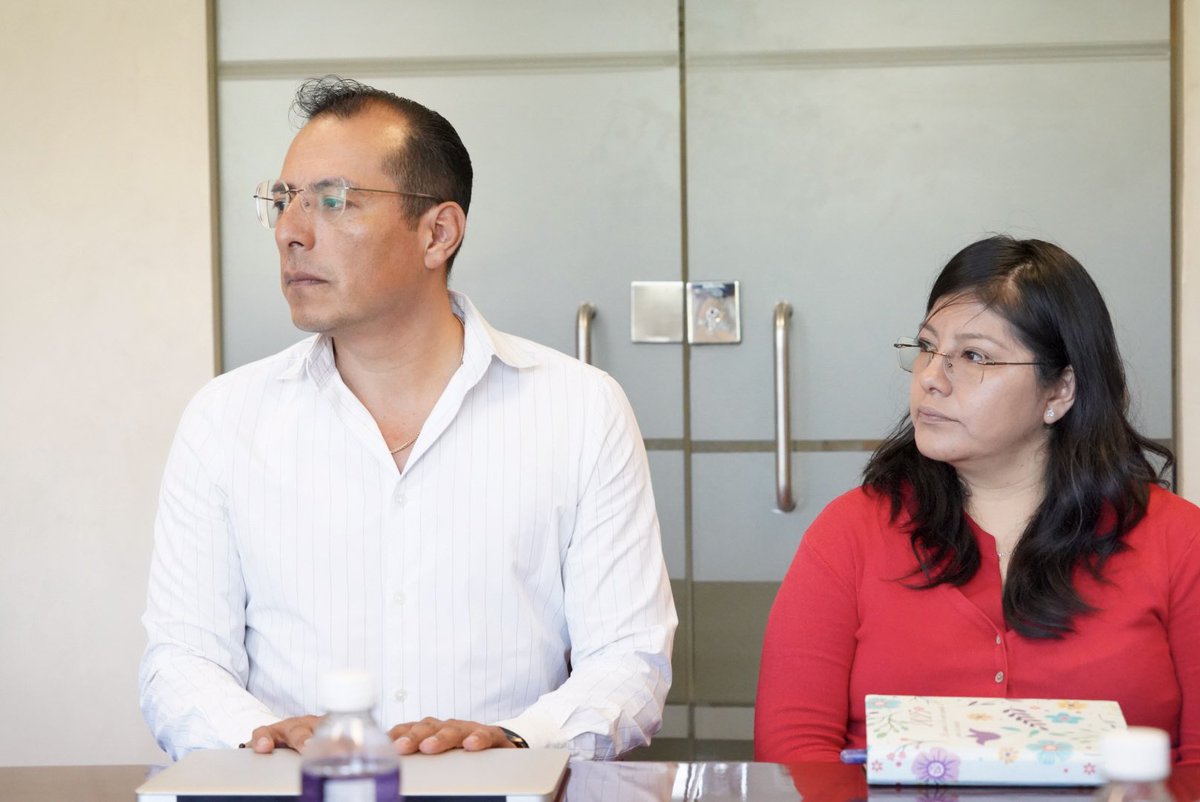 El Consejero Jurídico, Geovany Vásquez Sagrero, acompañado de la Subconsejera Lilia del Carmen Ramírez Contreras y el Subconsejero Carlos Agüero, sostuvo una reunión de trabajo con representantes de la <a href="/Admon_GobOax/">Secretaría de Administración</a> y <a href="/HonestidadOax/">Secretaría de Honestidad</a>