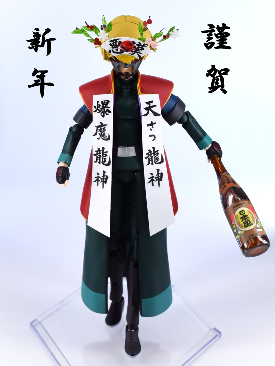 astante_f's tweet image. 09.ブシドー
「着脱可能な仮面・陣羽織に挑戦する」がコンセプト。仮面の着脱化には失敗しました。
腕しか動かない置物くんです。紫々部シオン陣羽織は背中で左右分割するように変更しました。この頃からキャラの性別変更に違和感を覚えています。なにを今さら。
