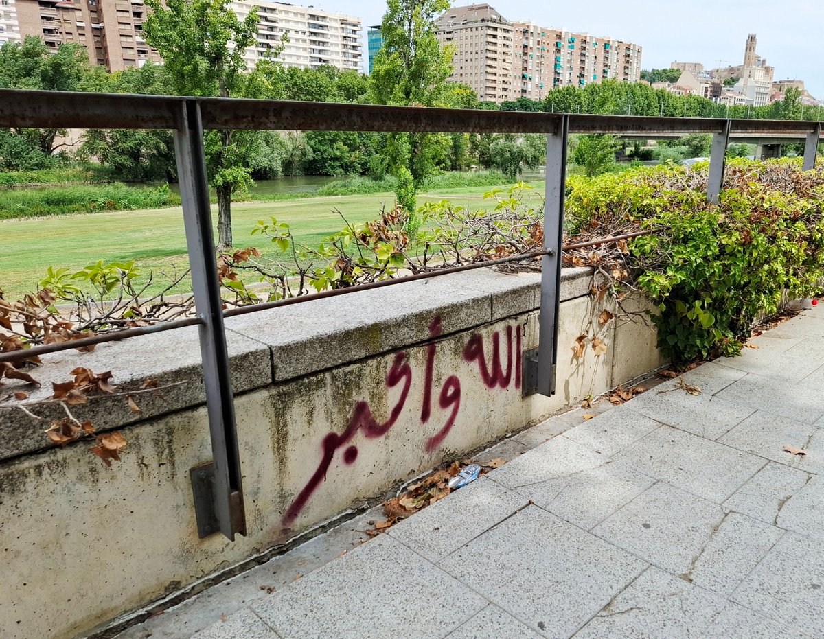 ATENCIÓ‼️
Han aparegut pintades intimidatòries davant de la @udl_info: 

Allahu Akbar (الله أكبر): Alà és gran!

El proselitisme islamista amenaça el Principat, amb la complicitat irresponsable d'Esquerra, Junts, PSOE, Comuns i CUP.

💙#SalvemCatalunya