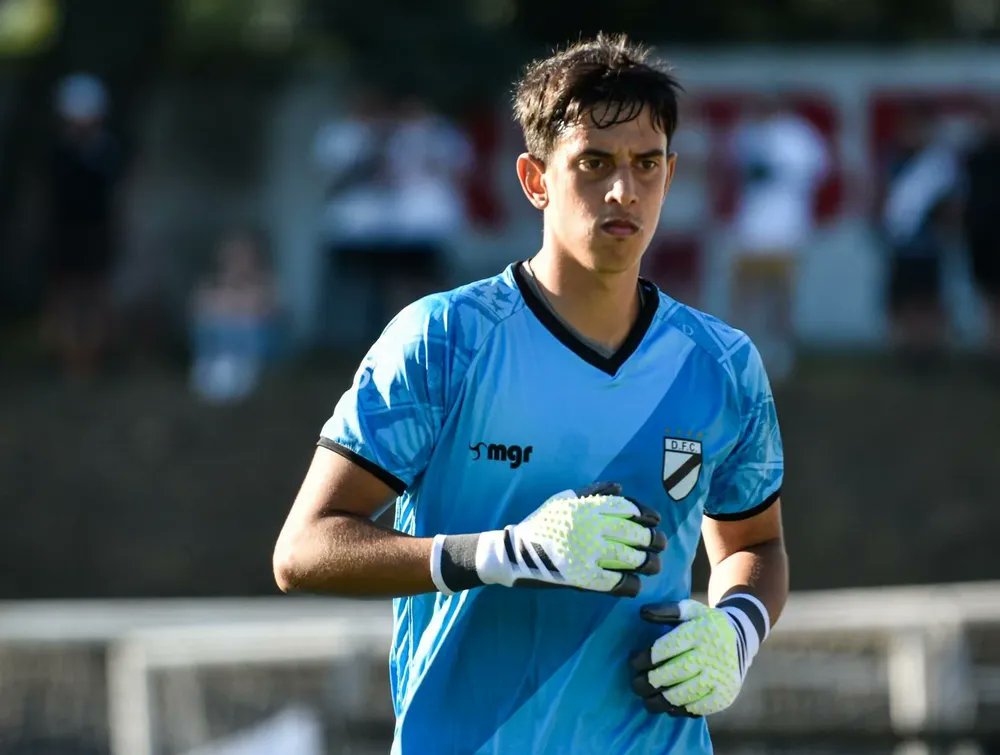 Sebas Giovanelli (@sebasgiovanelli) on Twitter photo José Río es nuevo arquero de <a href="/mwfc_oficial/">Montevideo Wanderers</a> y en su historia hay un dato muy inusual: debutó en 1ra de <a href="/DanubioFC/">Danubio Fútbol Club</a> en fútbol y en 1ra en <a href="/DFCBasquetbol/">Danubio Básquetbol</a> en basket
⚽🏀 José Río es nuevo arquero de <a href="/mwfc_oficial/">Montevideo Wanderers</a> y en su historia hay un dato muy inusual: debutó en 1ra de <a href="/DanubioFC/">Danubio Fútbol Club</a> en fútbol y en 1ra en <a href="/DFCBasquetbol/">Danubio Básquetbol</a> en basket
⚽🏀