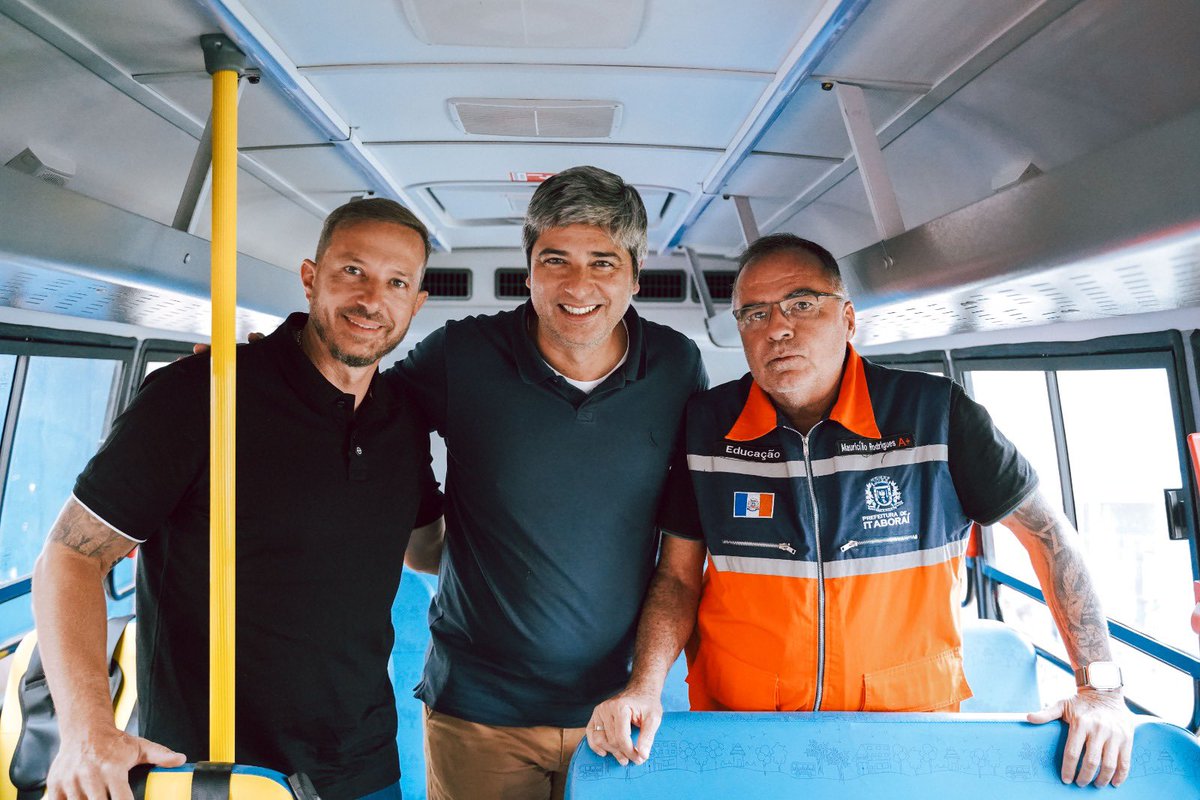 carlosfportinho's tweet image. 🚍 Educação em movimento!
Estive hoje em Itaboraí para entregar mais 2 ônibus escolares adquiridos com recursos de emenda parlamentar do nosso mandato. Já são 5 ônibus enviados para reforçar o transporte escolar da cidade. Compromisso com a educação e com o futuro dos nossos…