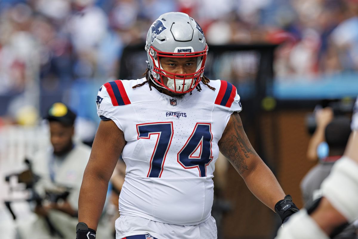SleeperTBBUCS's tweet image. 🚨 BREAKING NEWS 🚨
Per @MySportsUpdate the Bucs have signed G Michael Jordan.
Last year he started 11 games for the Patriots with a 60.4 pass blocking grade. This provides addition depth to the offensive line #WeAreTheKrewe