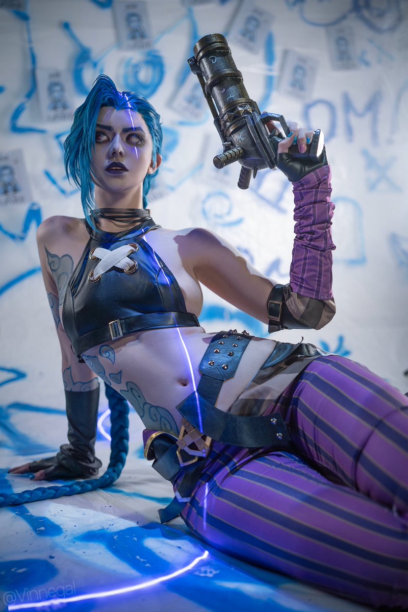 Vinnegal's tweet image. Yep, that’s me 💥

my jinx cosplay from arcane!!