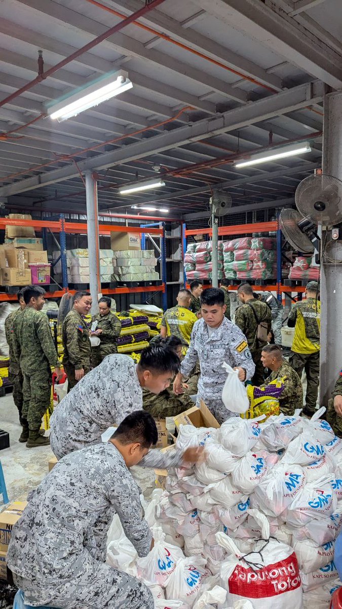 UnangHirit's tweet image. Nasa warehouse ng Kapuso Foundation ang Unang Hirit para mag-volunteer sa pagre-repack ng relief goods na dadalhin mamaya sa evacuees.
Tumutok na sa inyong telebisyon maging sa #UnangHirit livestream sa Facebook, TikTok at YouTube!