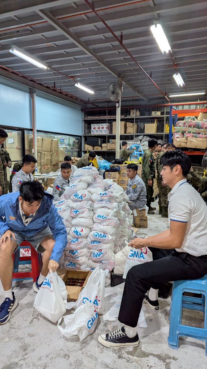 UnangHirit's tweet image. Nasa warehouse ng Kapuso Foundation ang Unang Hirit para mag-volunteer sa pagre-repack ng relief goods na dadalhin mamaya sa evacuees.
Tumutok na sa inyong telebisyon maging sa #UnangHirit livestream sa Facebook, TikTok at YouTube!