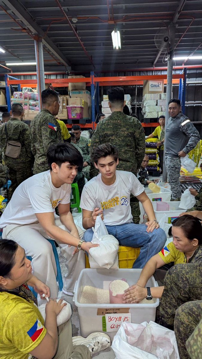 UnangHirit's tweet image. Nasa warehouse ng Kapuso Foundation ang Unang Hirit para mag-volunteer sa pagre-repack ng relief goods na dadalhin mamaya sa evacuees.
Tumutok na sa inyong telebisyon maging sa #UnangHirit livestream sa Facebook, TikTok at YouTube!