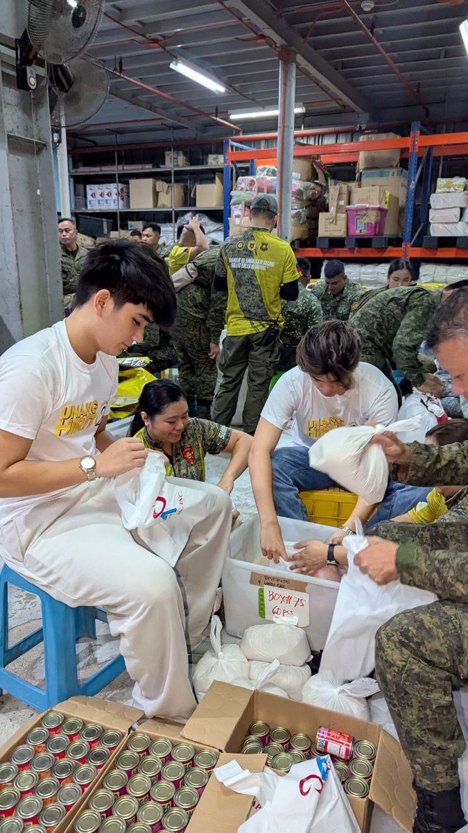 UnangHirit's tweet image. Nasa warehouse ng Kapuso Foundation ang Unang Hirit para mag-volunteer sa pagre-repack ng relief goods na dadalhin mamaya sa evacuees.
Tumutok na sa inyong telebisyon maging sa #UnangHirit livestream sa Facebook, TikTok at YouTube!