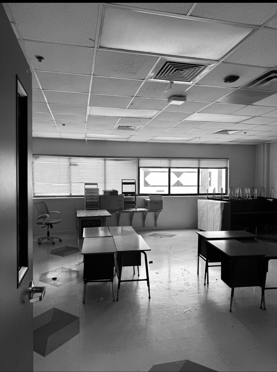 mrscruzzz's tweet image. This is my classroom…
Empty walls. No color. No warmth.
I just need 3 bulletin board paper rolls to turn these bare walls into a place that feels like home. Can you help? 🥹♥️
#clearthelist
amazon.com/hz/wishlist/ls…