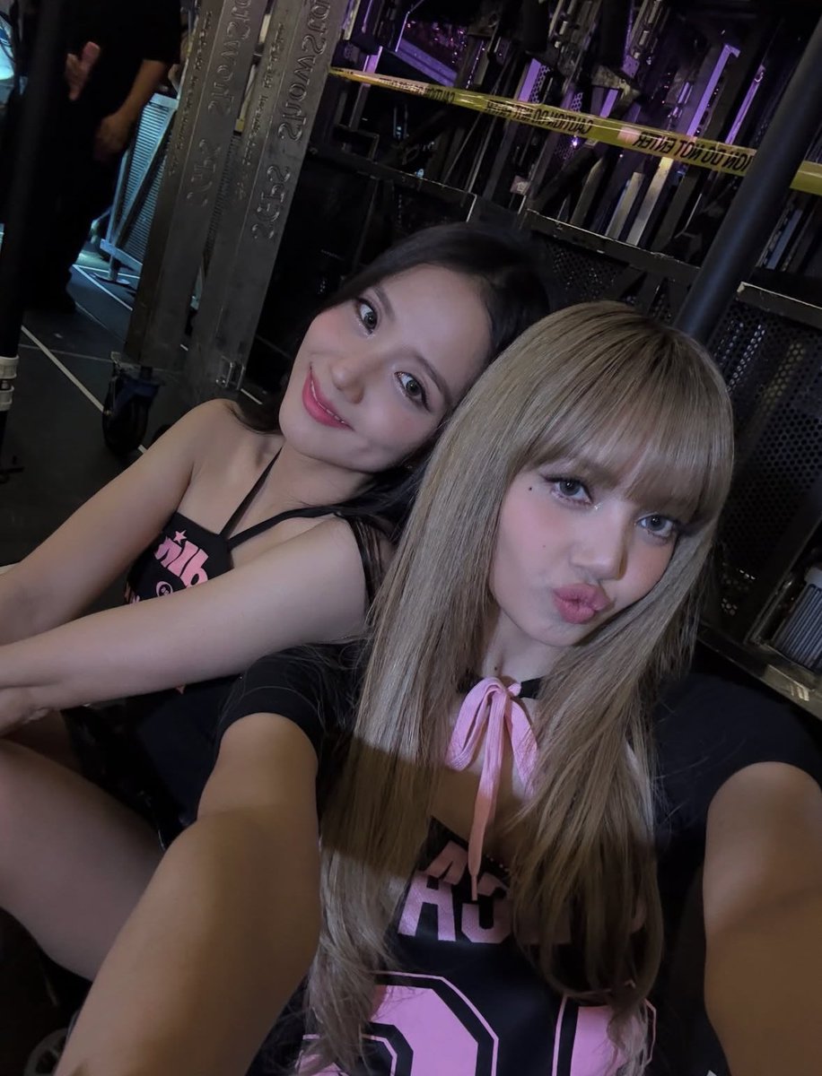 acervylisoo's tweet image. LISOO 💗🖤