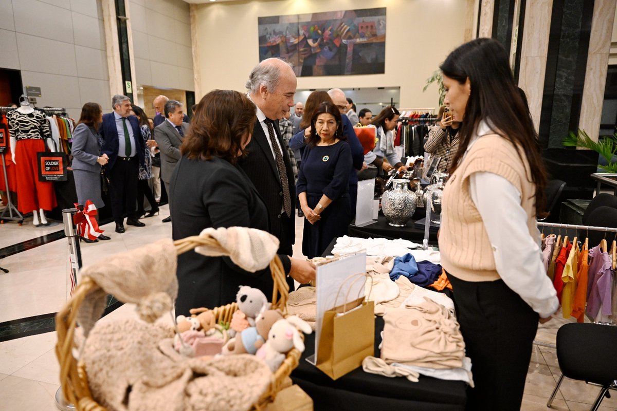 CancilleriaPeru's tweet image. #NoticiasTorreTagle | La Cancillería reafirma su compromiso con el empoderamiento de las peruanas emprendedoras. El secretario general, embajador Eric Anderson, inauguró la Expo MISUR destacando el apoyo a su internacionalización mediante nuestras embajadas y consulados en el…