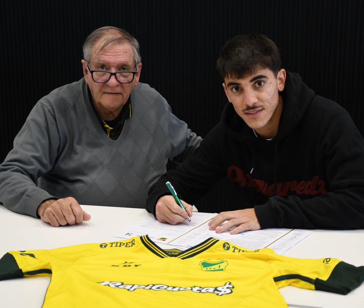 MDePasesArg's tweet image. #MercadoDePases | 🤝 [OFICIAL] Juan Manuel Gutiérrez es REFUERZO de #DefensayJusticia. El delantero uruguayo llegó desde Almeria 🇪🇦 a préstamo hasta junio de 2026 con opción de compra ✍🏼.
