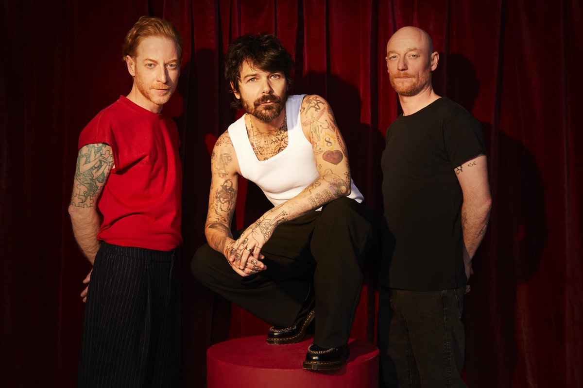 RollingStoneFra's tweet image. CONCERT : Ne manquez pas @BiffyClyro en concert à @OLYMPIAHALL le 1er février 2026 : rollingstone.fr/biffy-clyro-de…
Le groupe y présentera son prochain album studio, intitulé Futique.
#biffyclyro #olympia #simonneil #rock