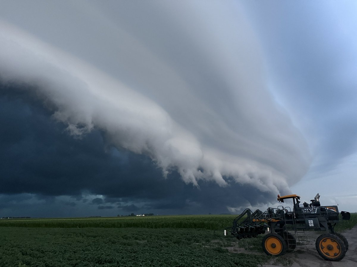 nebraskasky's tweet image. Backyard chasing with Freddy McKinney last night in Shelby, Nebraska while John McKinney was actually out covering this storm from Grand Island to David City, Nebraska. @FreddyMcKinneyR @jmckinneywx1 @NWSHastings @NWSOmaha @spann