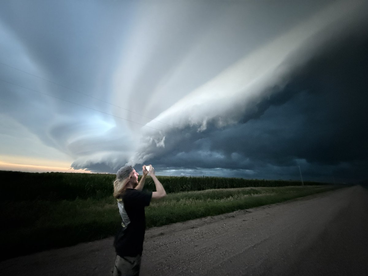 nebraskasky's tweet image. Backyard chasing with Freddy McKinney last night in Shelby, Nebraska while John McKinney was actually out covering this storm from Grand Island to David City, Nebraska. @FreddyMcKinneyR @jmckinneywx1 @NWSHastings @NWSOmaha @spann
