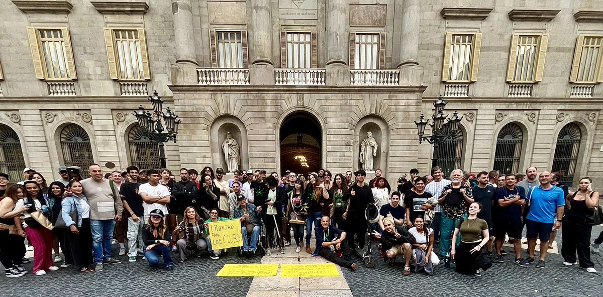 Hoy nos hemos concentrado en frente del Ayuntamiento de Barcelona para mostrar nuestro descontento y rechazo a la persecución que se está haciendo a los clubes cannabicos de la ciudad. No queremos que cierren las asociaciones de usuarios de cannabis #DefiendeTuClub #LuzVerde