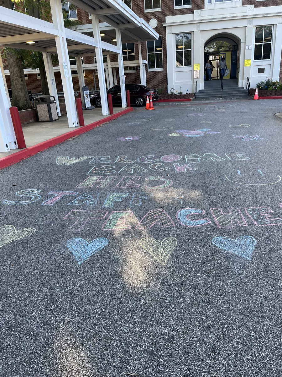 DrCSLPadgett's tweet image. Grateful for our community! What a great way to be welcomed back to the first day of preplanning! @jasonjstamper @Whitaker_HES #wherethemagichappens