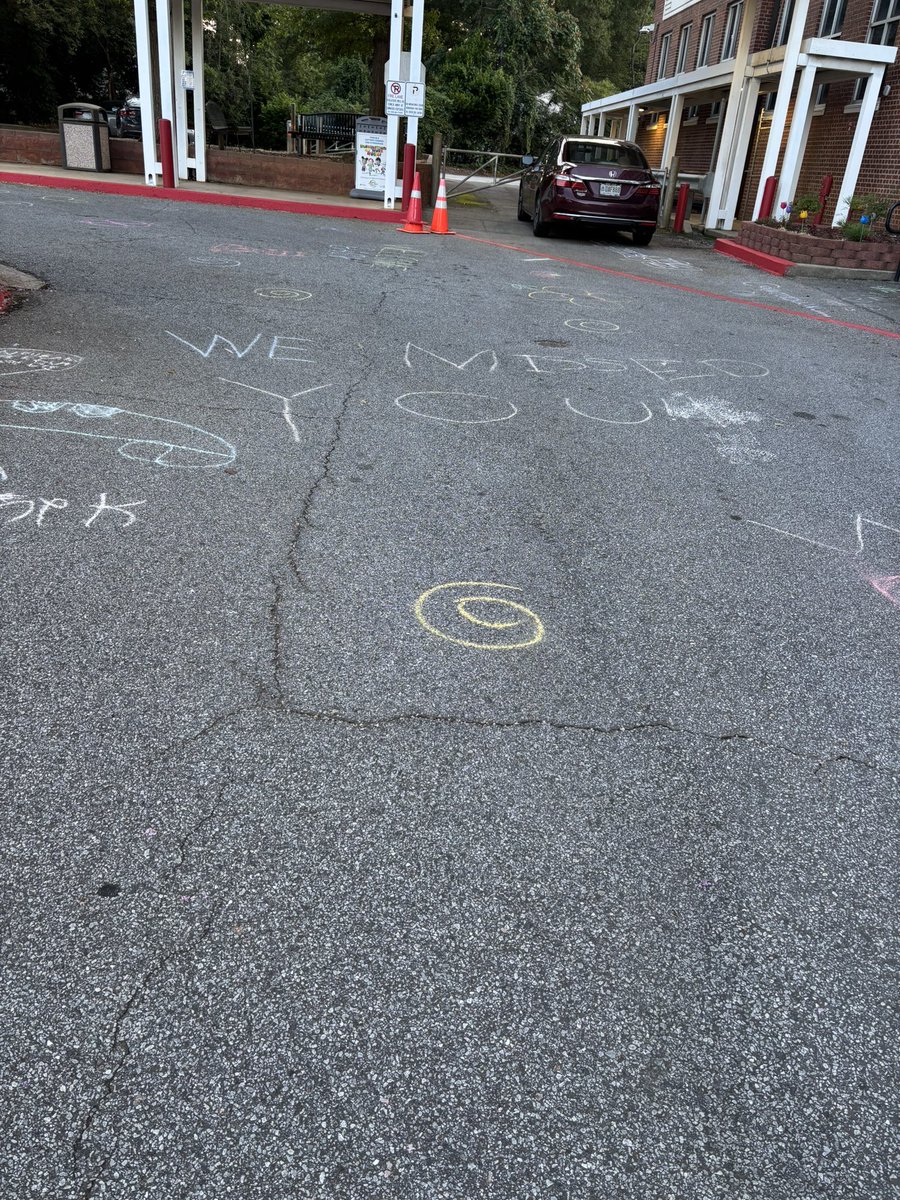 DrCSLPadgett's tweet image. Grateful for our community! What a great way to be welcomed back to the first day of preplanning! @jasonjstamper @Whitaker_HES #wherethemagichappens