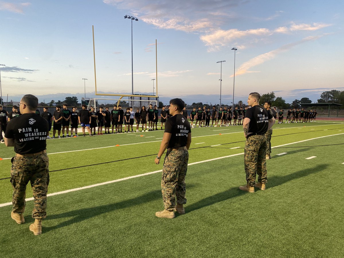 MontwoodFB's tweet photo. Last 6 AM workout of the summer …led by THE @USMC ‼️ Tough! Hard work! Competition! Proud of every rep, every drop of sweat. Fall season-we’re ready. 💪🇺🇸🤘🟢 https://t.co/Io811USV03