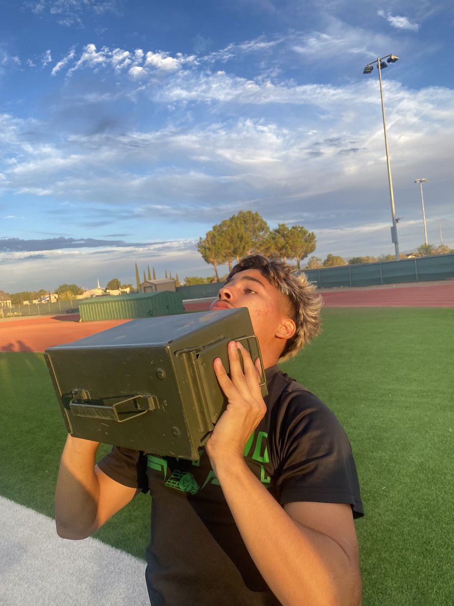 MontwoodFB's tweet photo. Last 6 AM workout of the summer …led by THE @USMC ‼️ Tough! Hard work! Competition! Proud of every rep, every drop of sweat. Fall season-we’re ready. 💪🇺🇸🤘🟢 https://t.co/Io811USV03