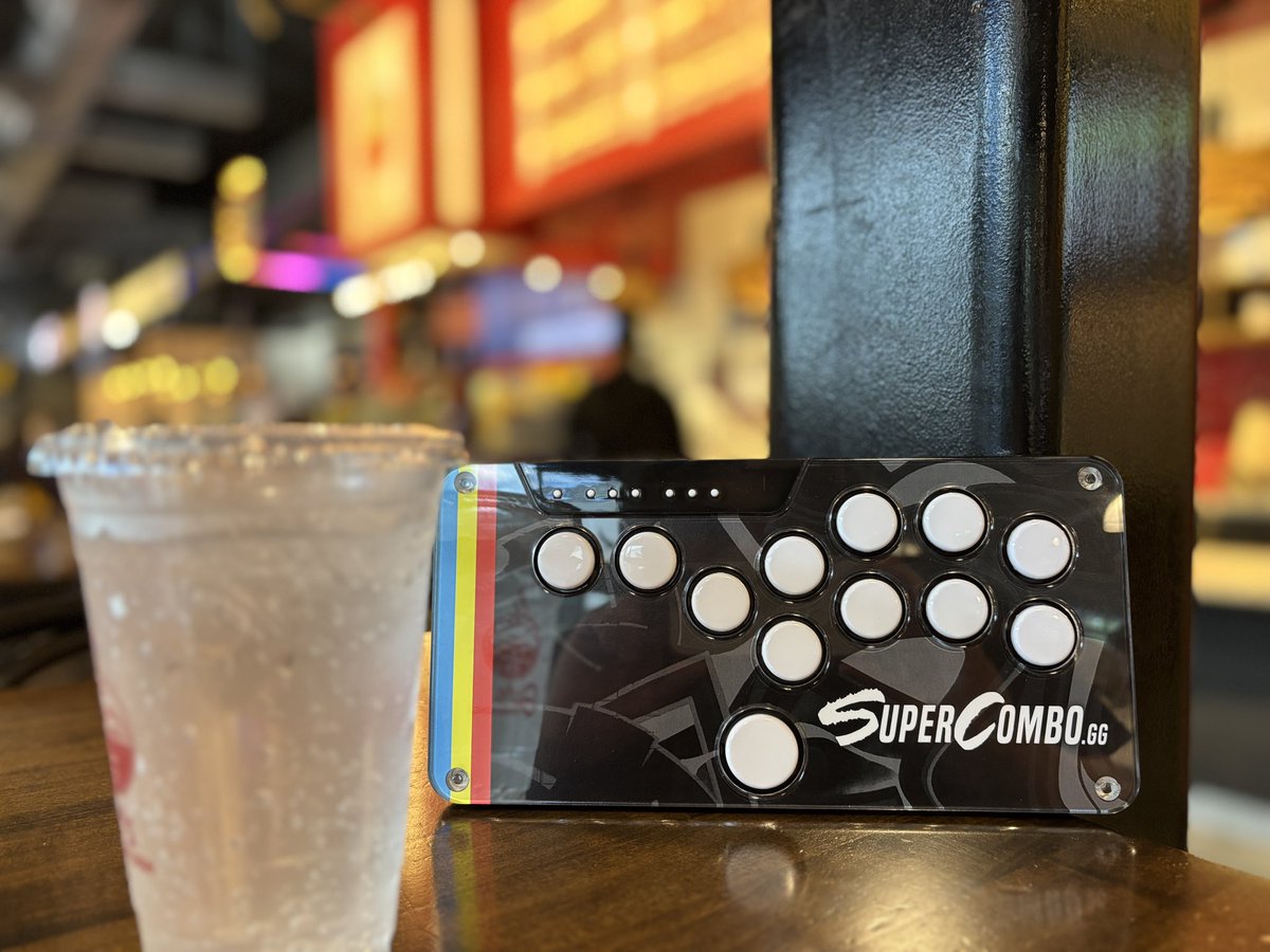 junkfoodarcades's tweet image. Part of supporting your locals is celebrating the people who document and categorize every move and combo, for every game, no matter how kusoge or real.

Announcing a new series of collab products with @SuperComboGG only at #Evo2025!! A portion of each unit is donated back to the…