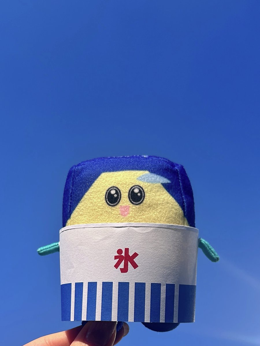 nipponkodo_jp's tweet image. おは香堂です~🪁🪁
週の終わりきんようび~♪
とても暑い今日はかき氷の日だそうです!
かき氷…は用意できなかったので青雲くんになってもらいました😋
青いからブルーハワイかな?
#かき氷の日
