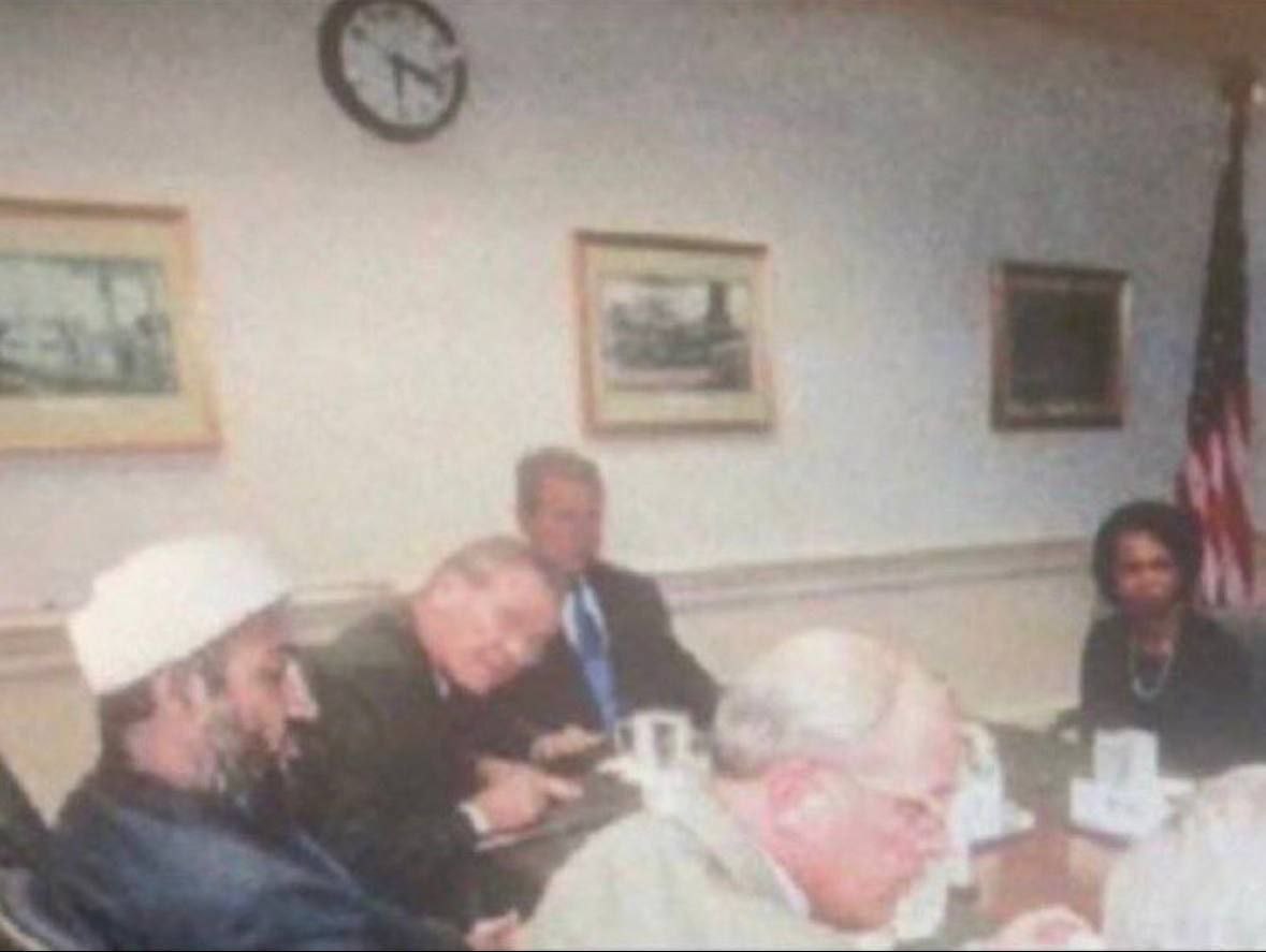 😱流出写真
ブッシュとビンラディン

9/11以前の一枚の写真が公式発表を打ち砕いた。タワーが崩壊する前に一緒に撮影された写真が、今や隠蔽に奔走している。