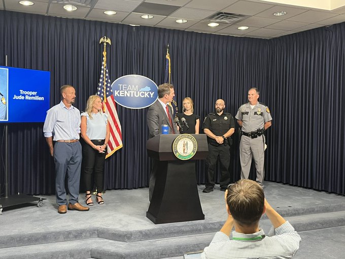 State officials honor those who helped KSP trooper injured in shooting near Blue Grass Airport: wkyt.com/2025/07/24/sta…