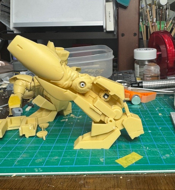 mokichiz's tweet image. ギリギリの時期ですが出来る限り
イングラムの解説していきます。
足首の可動からやっていきますよ。
道楽模型堂のキットにはオリジナルの機構を
導入しています。足首のちょっと上に見えるギヤ。
これは足首を下腿部に固定するのと
可動範囲を広げる役目がある物です。…