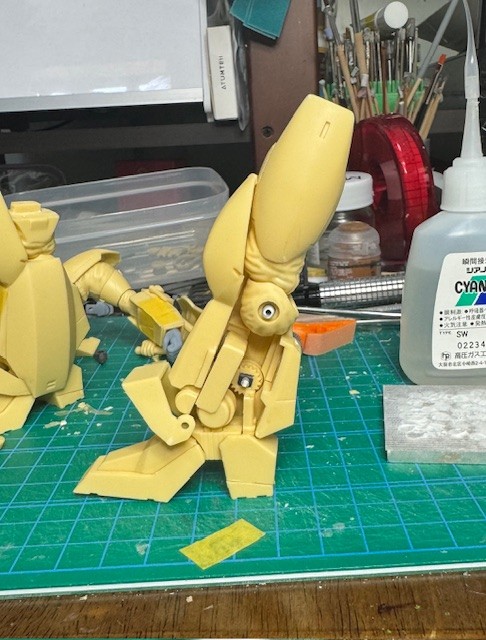 mokichiz's tweet image. ギリギリの時期ですが出来る限り
イングラムの解説していきます。
足首の可動からやっていきますよ。
道楽模型堂のキットにはオリジナルの機構を
導入しています。足首のちょっと上に見えるギヤ。
これは足首を下腿部に固定するのと
可動範囲を広げる役目がある物です。…