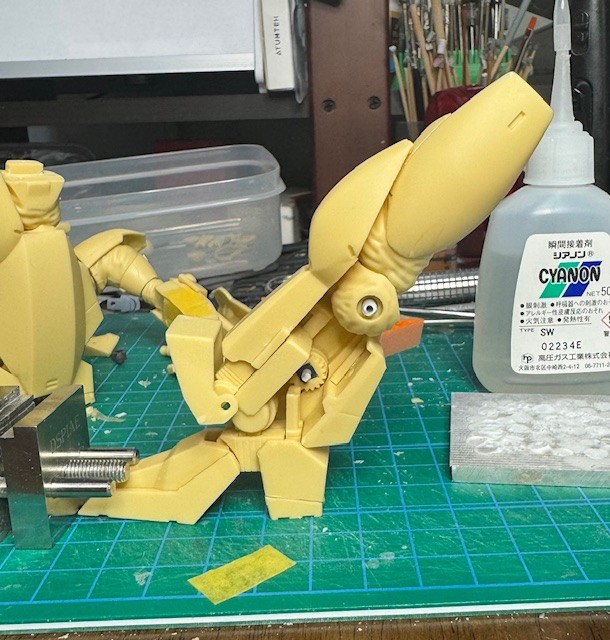 mokichiz's tweet image. ギリギリの時期ですが出来る限り
イングラムの解説していきます。
足首の可動からやっていきますよ。
道楽模型堂のキットにはオリジナルの機構を
導入しています。足首のちょっと上に見えるギヤ。
これは足首を下腿部に固定するのと
可動範囲を広げる役目がある物です。…