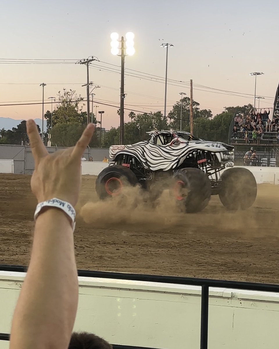 WOLFDRAWN's tweet image. Oc fair
