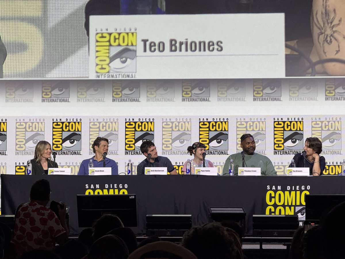 DeducerFNAF's tweet image. The 'FIVE NIGHTS AT FREDDY'S 2' Movie CAST Have made it on Stage for #SDCC !!‼️
(via @/omelete)
#FNAF #FNAFMovie #FiveNightsAtFreddys #FNAF2 #FNAFMovie2