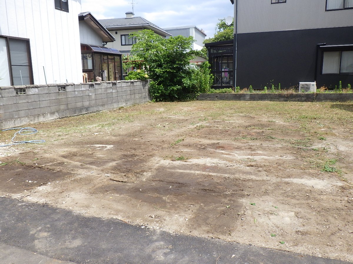 mkctoyama's tweet image. 現場の資材・重機置き場としてお借りしていた場所、完工したので返却。
草刈りして、地ならしして。
いいとこに置場を借りられると、効率がグッと上がるので助かりました