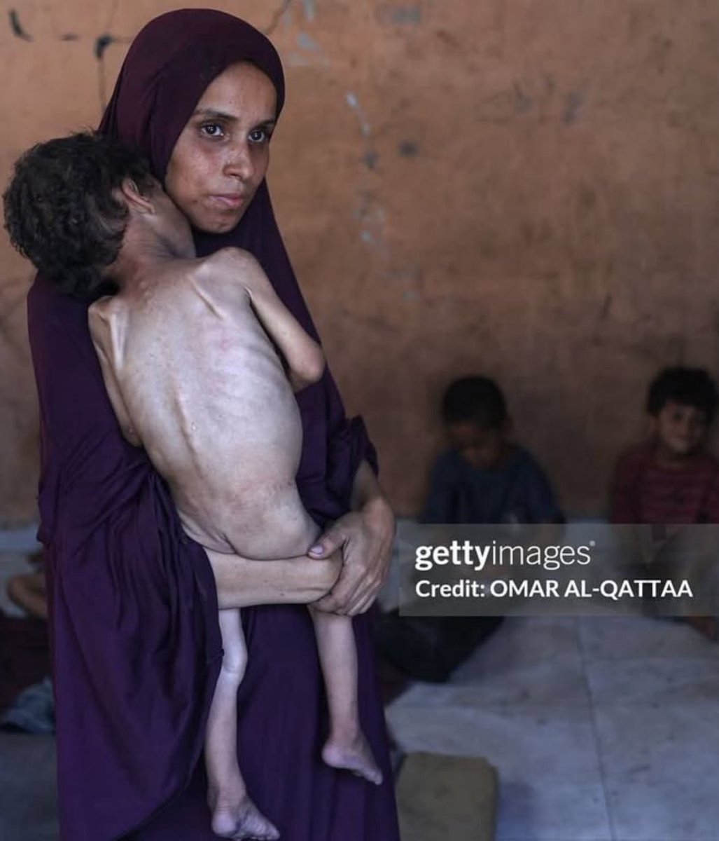 أشوف أشلاء الأطفال
وثكلى عينها حمرا.

أفز أتحزم الآلي
وأحط النار في المجرى.

إلى الساحات ربي يناديني
إلى الجبهات  ربي يناديني ..

#السبعين_موعدنا