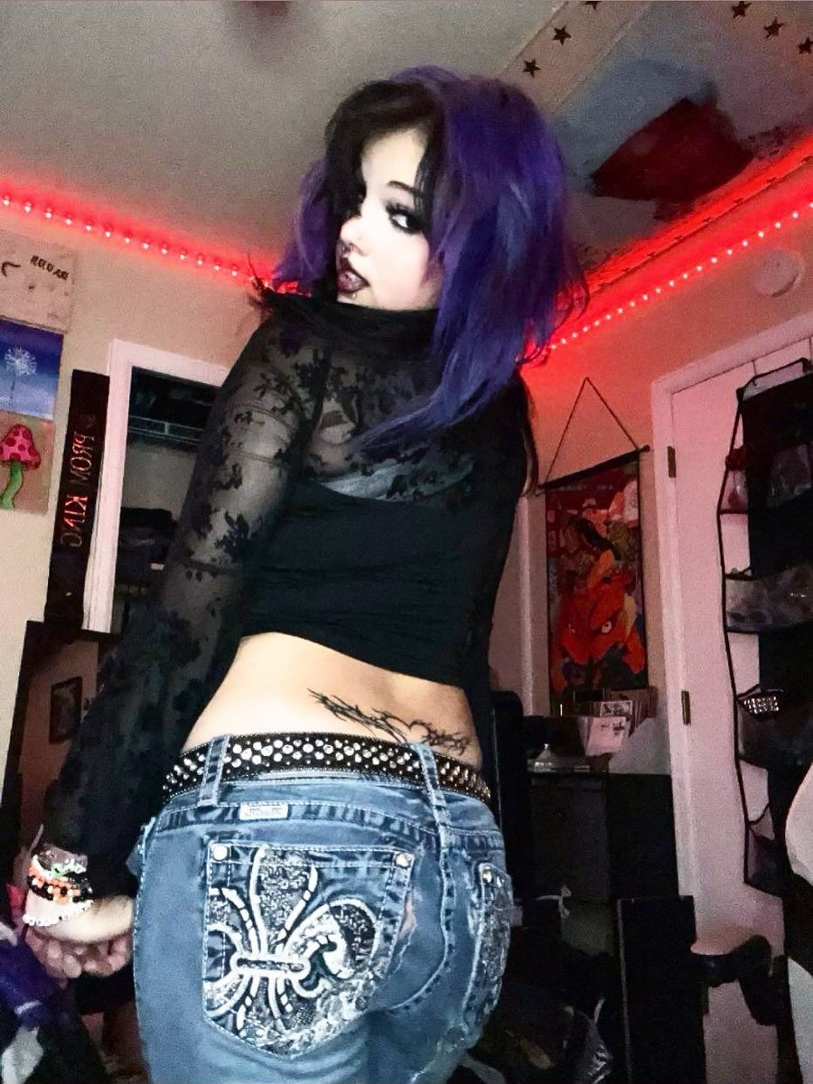 Giving this another go.

🖤 + 🔄 + 🖼 to be rated by the hung emo boy.