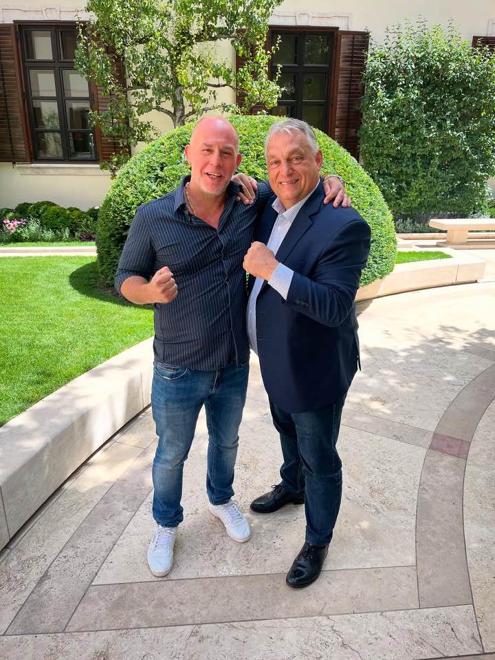 magyarpeterMP's tweet image. The famous lyric by László Pityinger (pictured with @PM_ViktorOrban ) goes: "Lopni megyünk, lopni."
(i.e., "We're going to steal, to steal.")