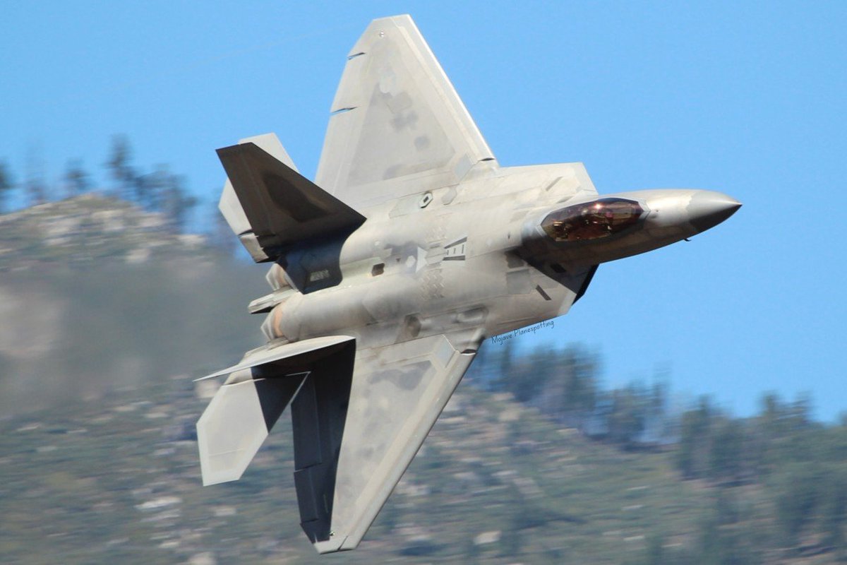 MojaveSpotter's tweet image. Great stuff up at Sidewinder today! 2 Vipers, 4 Raptors, 2 Hawkeyes and an F-18!