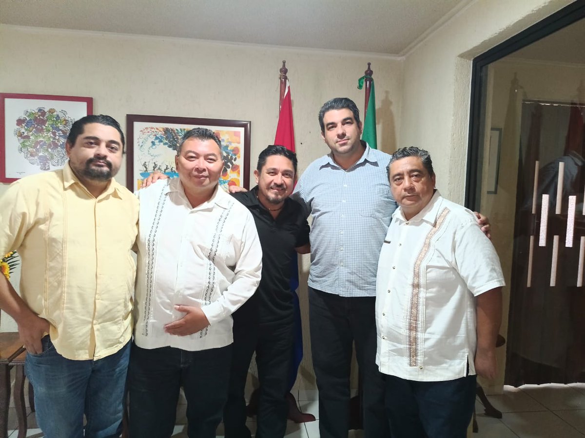 ConsulCuMerida's tweet image. Saludamos a los integrantes del proyecto "Cocina Ancestral para el Nuevo Mundo" liderados por el chef Pedro Estrada👨🍳 quien recibió la Medalla al Mérito Culinario de la Federación Culinaria de #Cuba🇨🇺 acompañado por trovadores de #Yucatán🇲🇽 en reciente visita a #LaHabana.