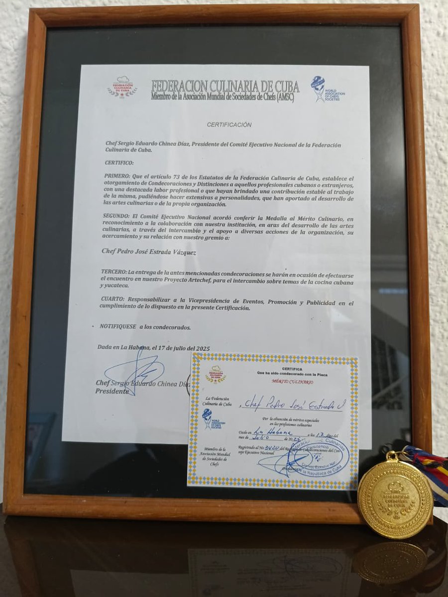 ConsulCuMerida's tweet image. Saludamos a los integrantes del proyecto "Cocina Ancestral para el Nuevo Mundo" liderados por el chef Pedro Estrada👨🍳 quien recibió la Medalla al Mérito Culinario de la Federación Culinaria de #Cuba🇨🇺 acompañado por trovadores de #Yucatán🇲🇽 en reciente visita a #LaHabana.