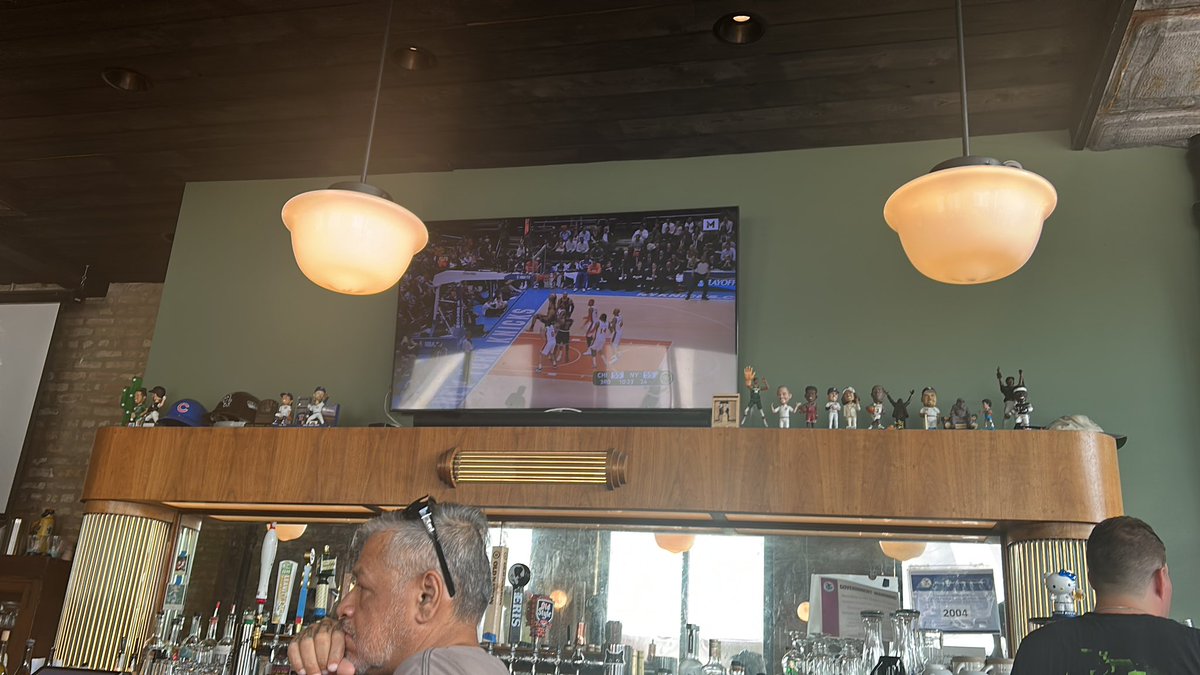 ChazRonColeman's tweet image. Local bar playing prime Drose 🌹 highlights? I think #yes
#mvp #simeonwolverines