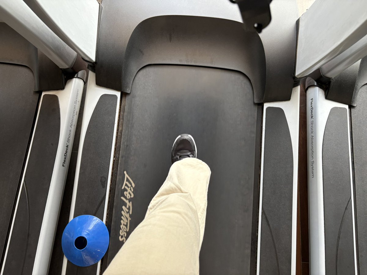 isawa_assistant's tweet image. 始業前にウォーキング！
トレーナーさんに朝有酸素をおすすめ頂いたので取り入れる🚶‍♀️