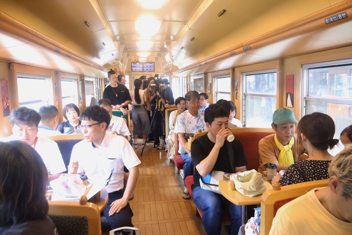 yazukikaku's tweet image. 🚂台湾からようこそ!
台湾の佛光大学から教授・学生・お茶の生産者の皆さんが #若桜鉄道 を訪れ、列車を貸し切ったイベント「台湾台茶列車」が開催されました!
台茶17号のふるまいと台湾弁当で異国気分を満喫✨
ローカル線と台湾が繋がる、特別なひとときとなりました😊
town.yazu.tottori.jp/site/news/1354…