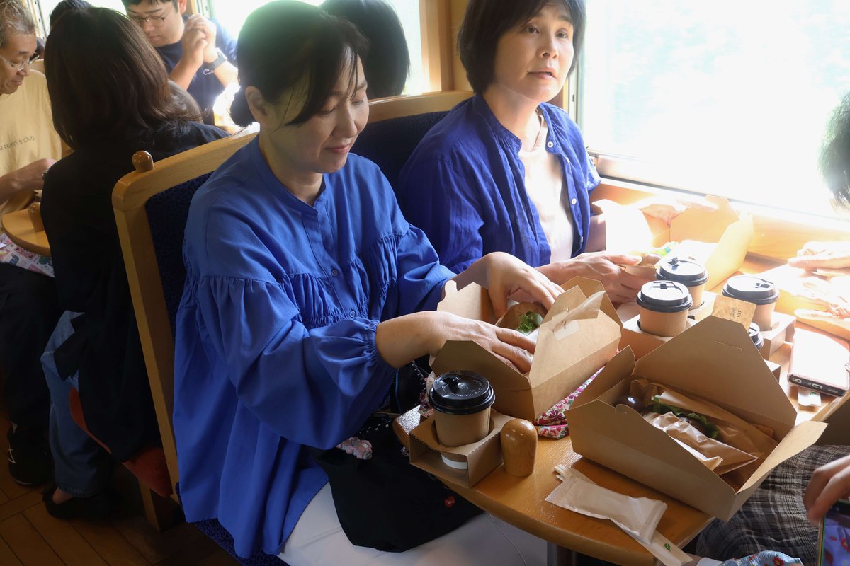 yazukikaku's tweet image. 🚂台湾からようこそ!
台湾の佛光大学から教授・学生・お茶の生産者の皆さんが #若桜鉄道 を訪れ、列車を貸し切ったイベント「台湾台茶列車」が開催されました!
台茶17号のふるまいと台湾弁当で異国気分を満喫✨
ローカル線と台湾が繋がる、特別なひとときとなりました😊
town.yazu.tottori.jp/site/news/1354…