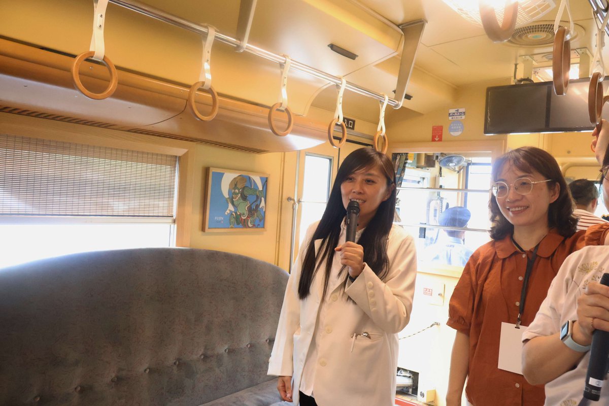 yazukikaku's tweet image. 🚂台湾からようこそ!
台湾の佛光大学から教授・学生・お茶の生産者の皆さんが #若桜鉄道 を訪れ、列車を貸し切ったイベント「台湾台茶列車」が開催されました!
台茶17号のふるまいと台湾弁当で異国気分を満喫✨
ローカル線と台湾が繋がる、特別なひとときとなりました😊
town.yazu.tottori.jp/site/news/1354…