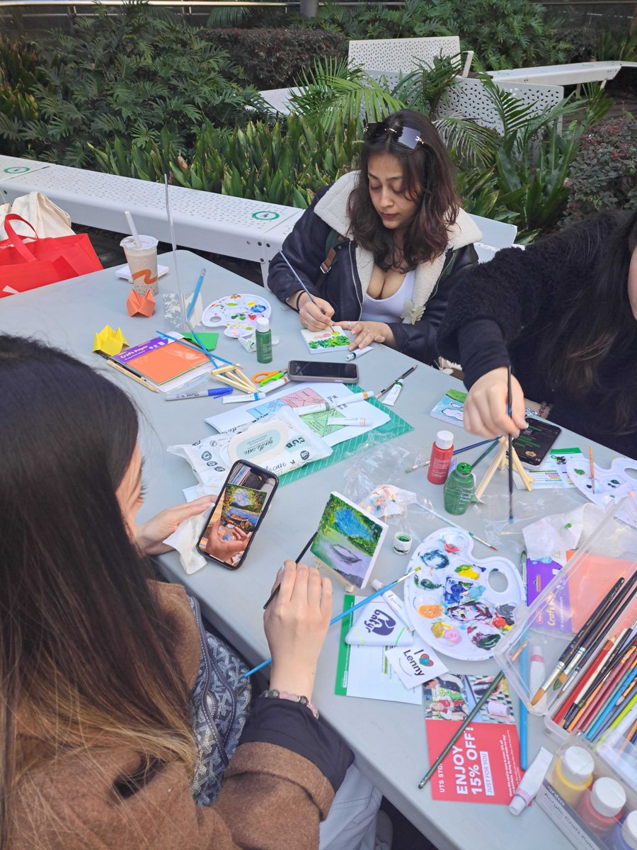 Our volunteer uni ambassadors at <a href="/UTSEngage/">UTS</a> had a great time welcoming students into their second semester, providing free mental health resources as well as running a mindful painting activity. 🙌

A big thank you to everyone who came to hang out &amp; paint with us! 🎨 #volunteer