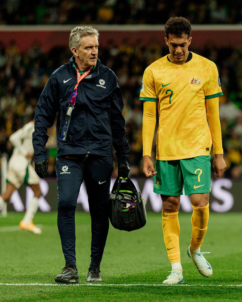 FootballAUS's tweet image. Congratulations to Dr. Mark Jones on receiving an Asian Football Confederation (AFC) Distinguished Service Award at the AFC Medical Awards in Kuala Lumpur yesterday for his dedication and exceptional contribution. 👏

Mark received &apos;Gold&apos; distinction for 25 years of service…