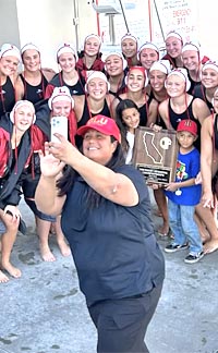 CalHiSports's tweet image. Congrats Lutheran (Orange).
State School of Year (Girls Sports).
Adding flag fb helped a lot but also a lot of success in water polo, soccer, golf and softball. First time winner.
@HaroldAbend @ocvarsityguy @OLu_Athletics
calhisports.com/2025/07/24/mor…