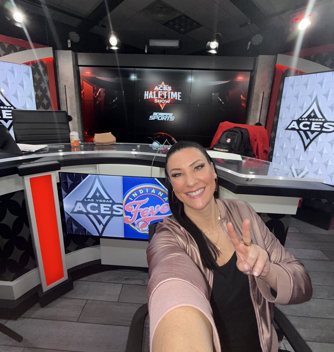 heyanneoneil's tweet image. In the Studio for the Las Vegas Aces vs Indiana Fever - WNBA Hoops! ⛹️♀️⚡️
#WNBA